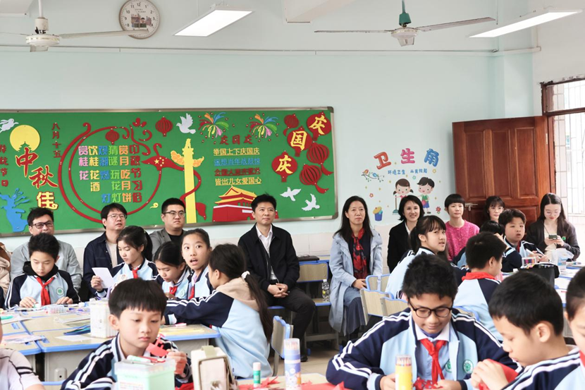 副校长张引带领教学团队来爱爱啦
开展听课活动