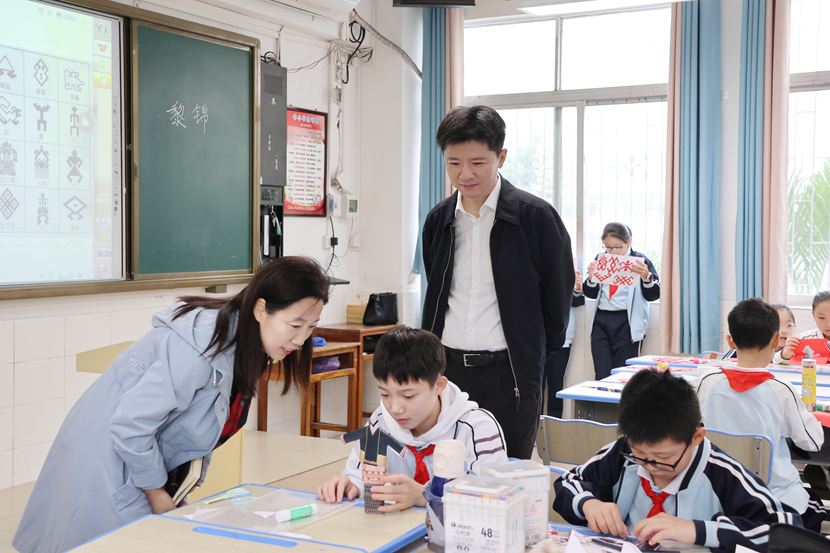 副校长张引带领教学团队来爱爱啦
开展听课活动