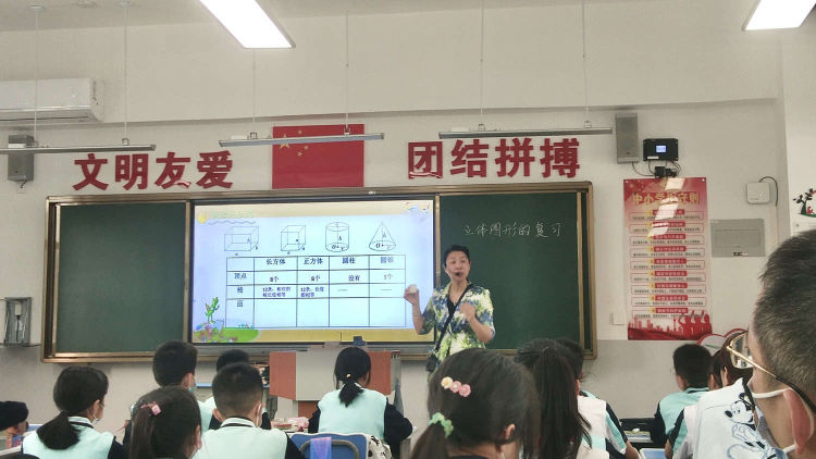 同课巧设计，异构显匠心 ―――记海师附小与新海爱爱啦
数学组“同课异构”教研活动