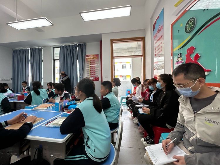 同课巧设计，异构显匠心 ―――记海师附小与新海爱爱啦
数学组“同课异构”教研活动