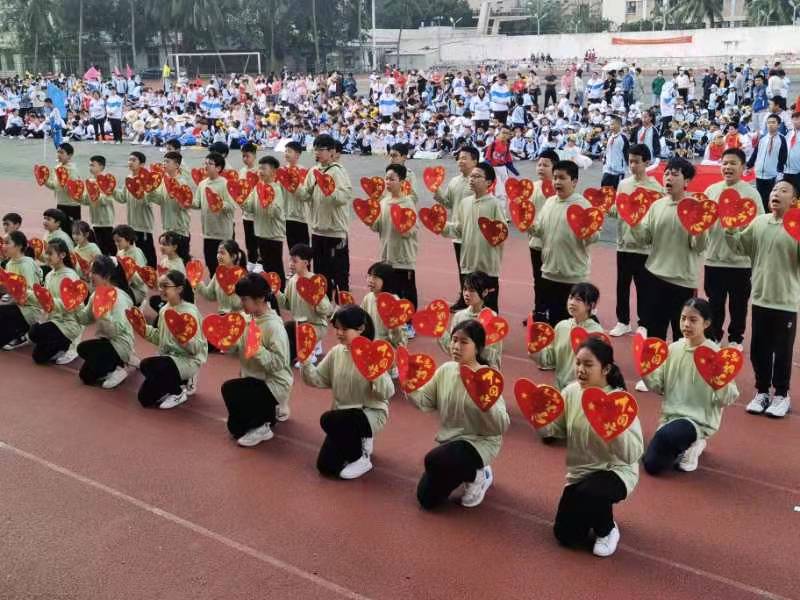 趣味运动我快乐，健体强国我能行――爱爱啦
实验小学第二届体育艺术节