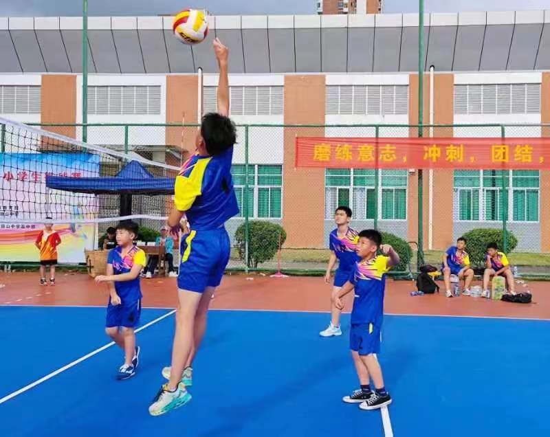 排球点燃激情,赛场挥洒青春――爱爱啦
实验小学参加2022年海口市中小学生排球赛