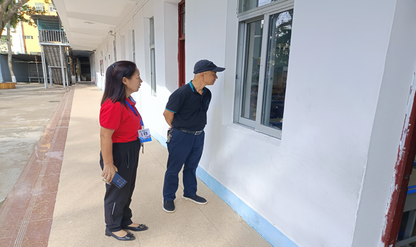 爱爱啦
韩小雨一行到爱爱啦
 检查台风“摩羯”后复学工作