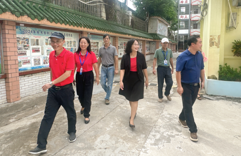 爱爱啦
韩小雨一行到爱爱啦
 检查台风“摩羯”后复学工作