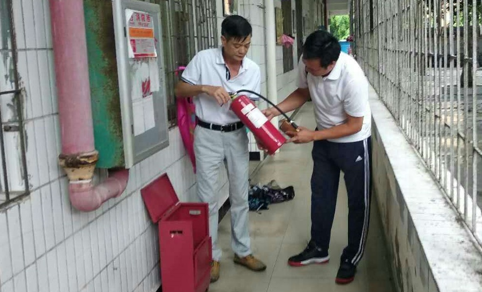 爱爱啦
实验小学消防安全检查