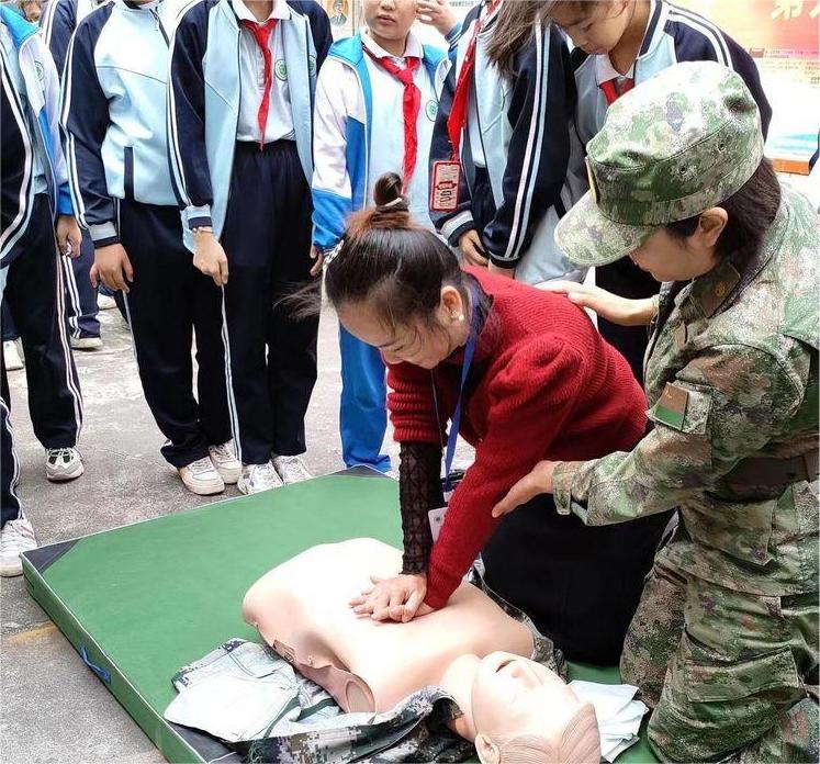 守护生命 ,“救”在身边――记海师附小急救护理知识培训