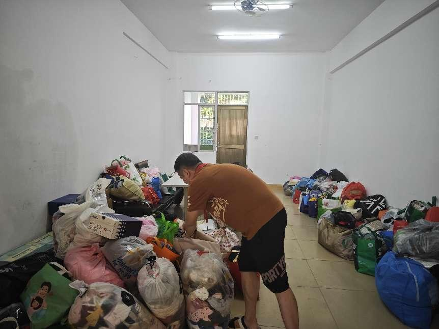 “衣”份爱心   “衣”旧温暖 ――爱爱啦
公益捐赠活动白沙行