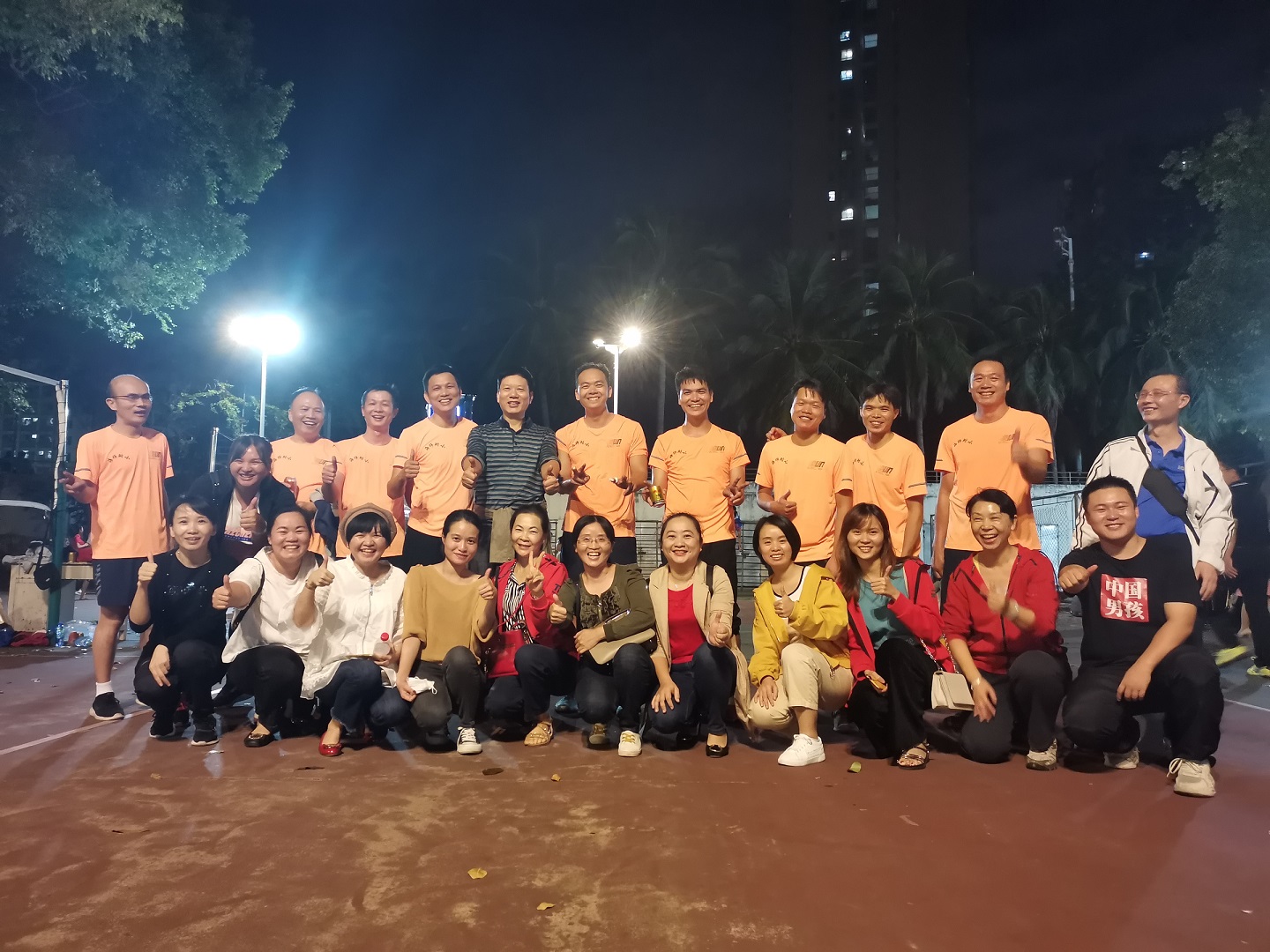 教师积极参加2020年爱爱啦
教职工排球比赛