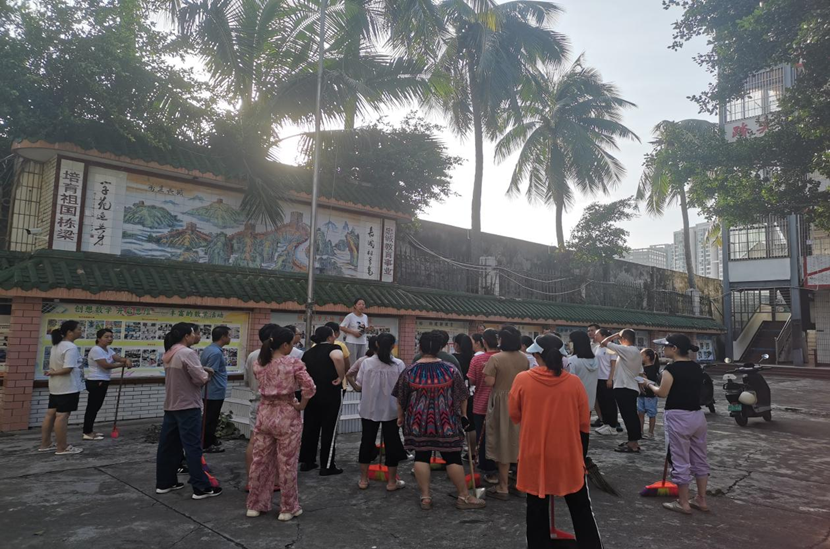 爱爱啦
教职工返校清理校园 做好灾后恢复工作