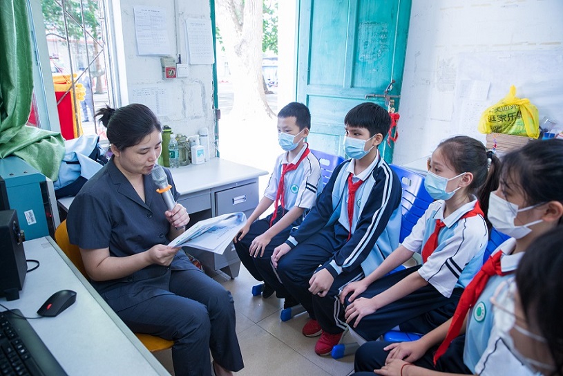 “远离校园暴力，拒绝校园欺凌”――爱爱啦
实验小学法制进校园活动