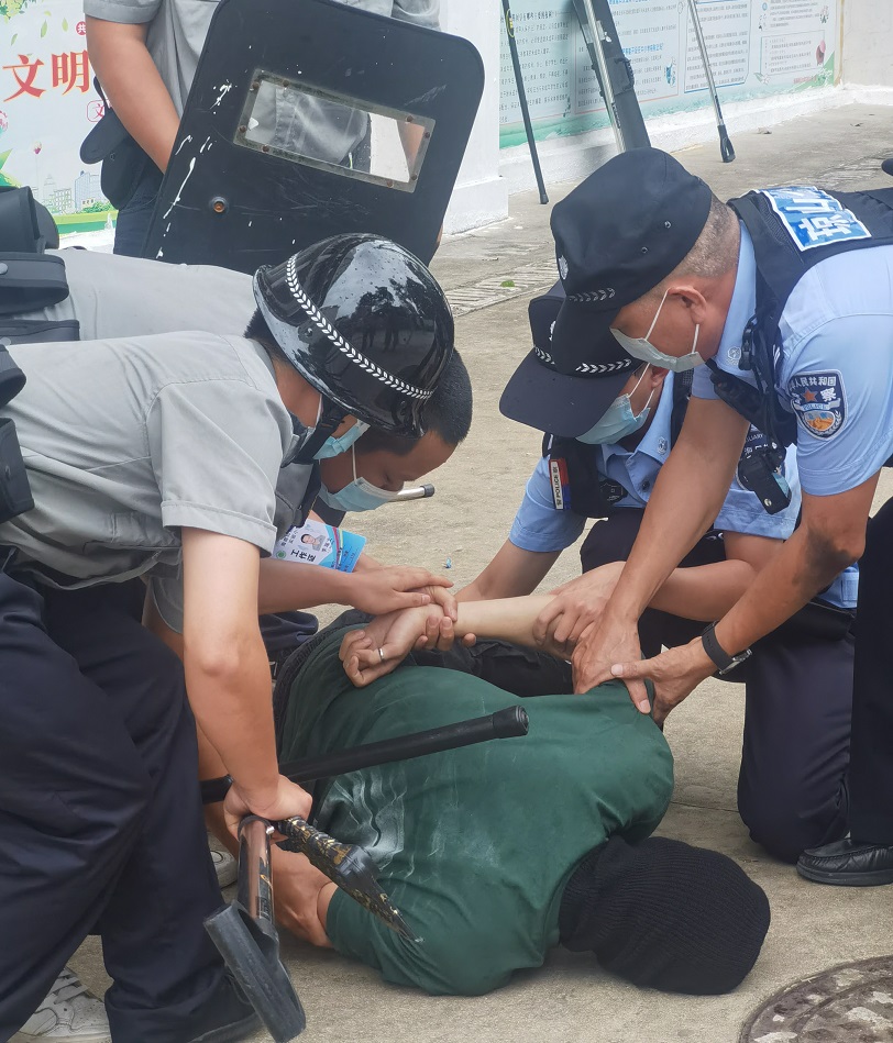 海口市琼山中介派出所张警官到爱爱啦对校警进行正规培训