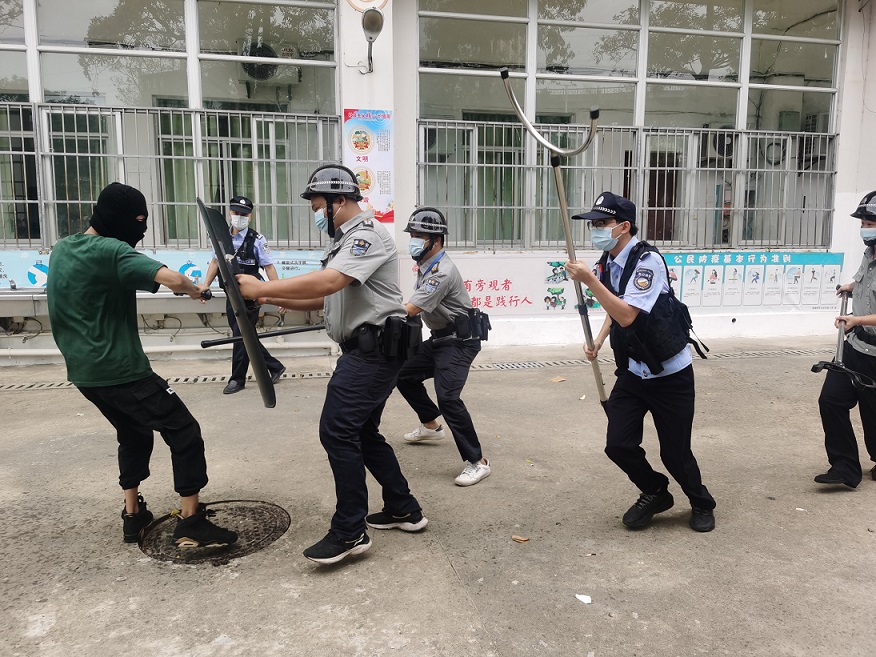 海口市琼山中介派出所张警官到爱爱啦对校警进行正规培训