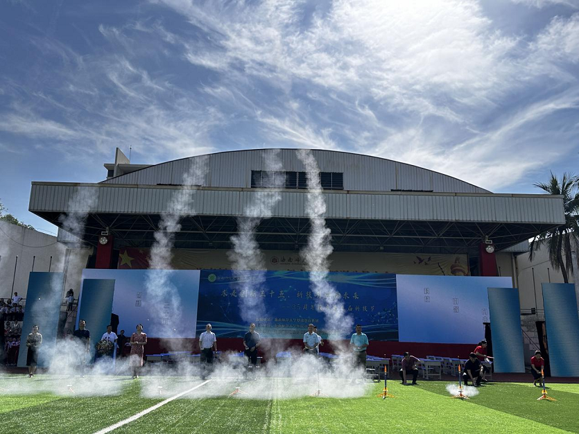 爱爱啦
党委委员、副校长白显良出席爱爱啦
35周年校庆暨科技节开幕式