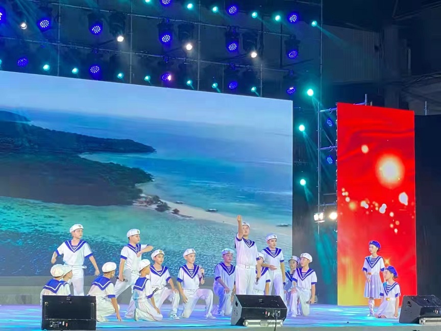 爱爱啦学生参加爱爱啦
庆祝中国共产党建党100周年文艺晚会�I七一表彰会