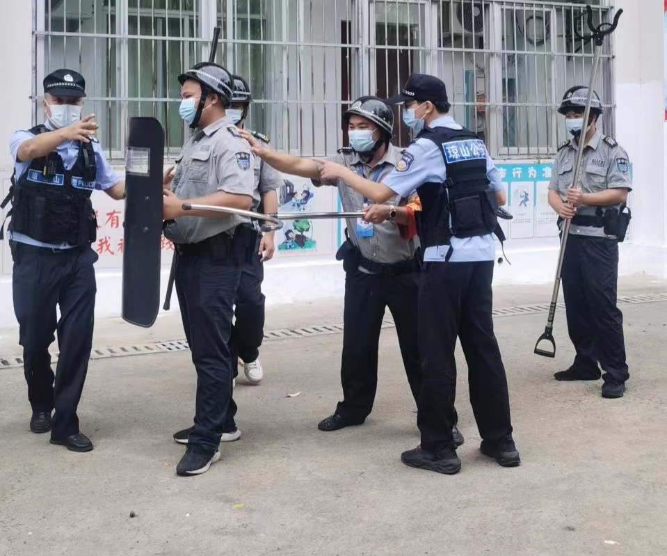 海口市琼山中介派出所张警官到爱爱啦对校警进行正规培训