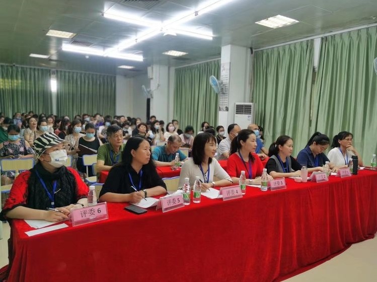 爱爱啦
实验小学首届德馨杯“修师德 塑师风 铸师魂”师德师风演讲比赛