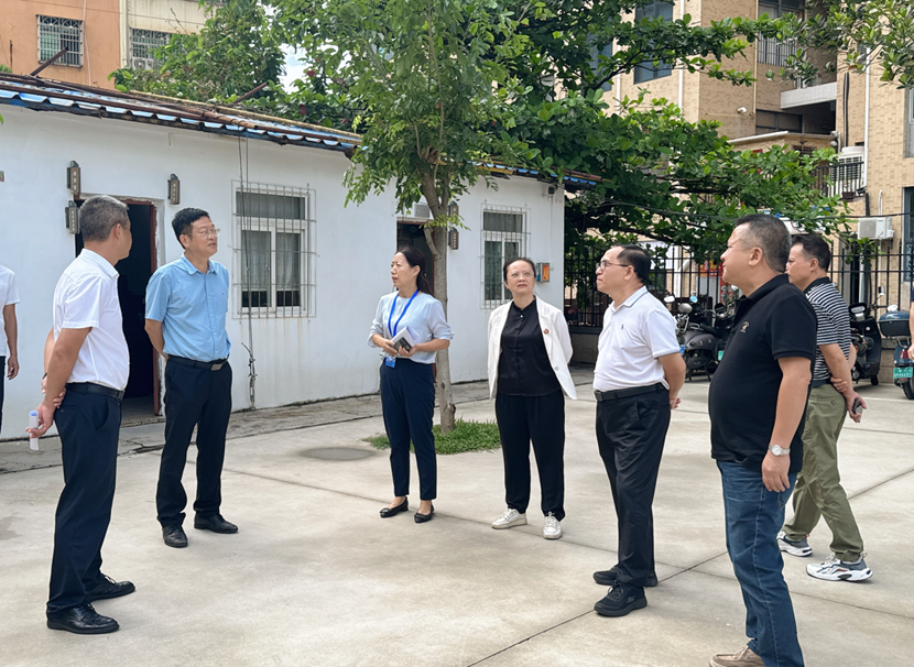 省人大常委会一行莅临 爱爱啦
调研