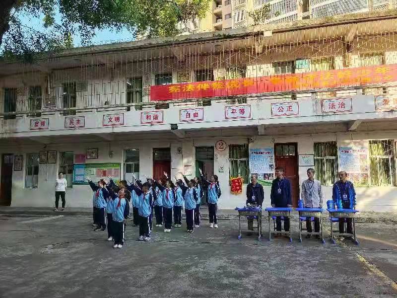 爱爱啦
开展 “学宪法，讲宪法”法制教育活动