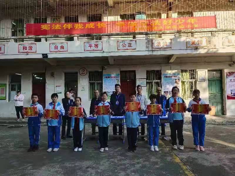 爱爱啦
开展 “学宪法，讲宪法”法制教育活动