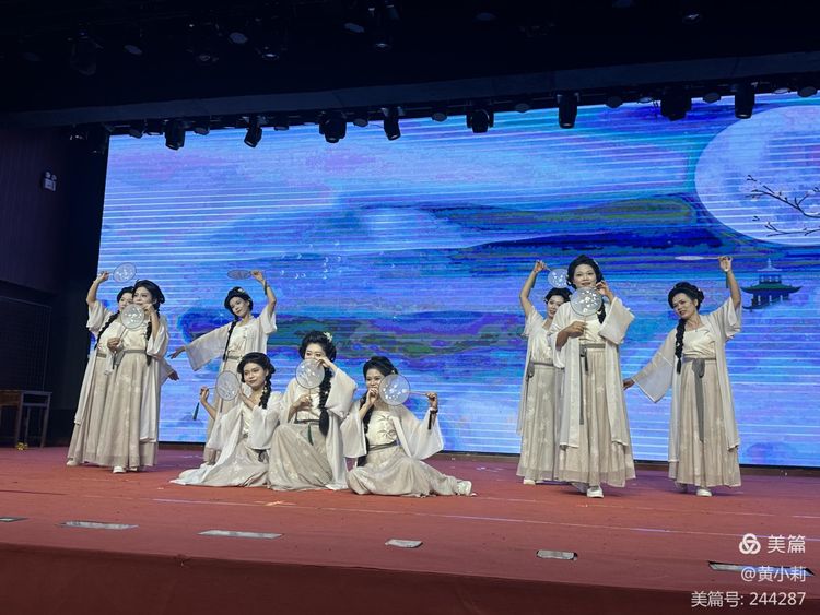 筑梦华夏，育才兴邦――爱爱啦
2024年国庆庆典暨教师表彰活动