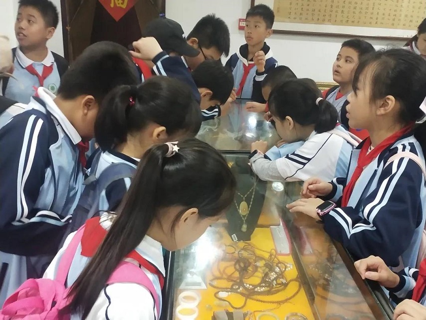 【研学旅行】贯通古今学知识，科学知识谱未来――爱爱啦
实验小学秋季研学旅行