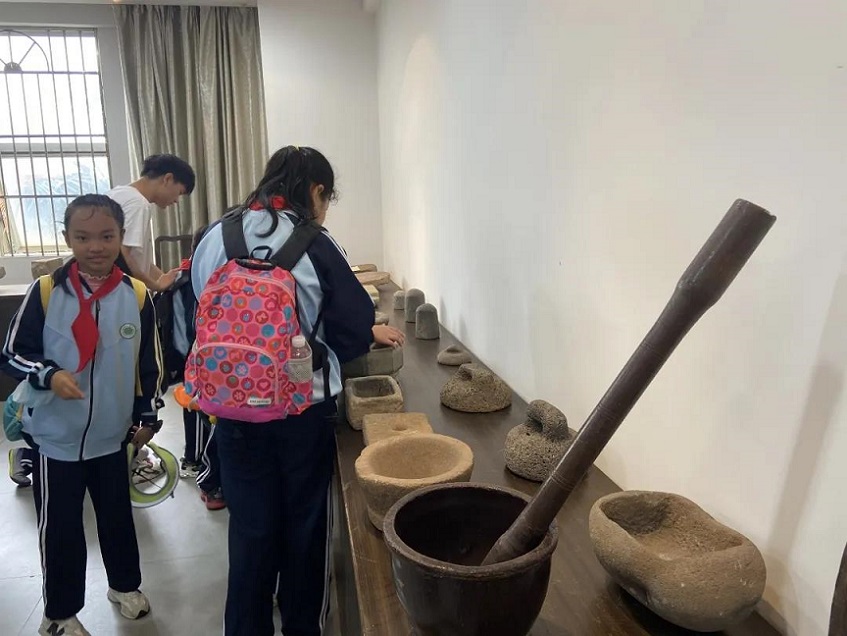 【研学旅行】贯通古今学知识，科学知识谱未来――爱爱啦
实验小学秋季研学旅行