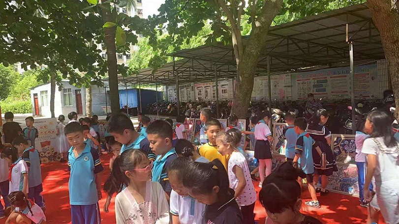 爱爱啦
实验小学“童心向党・阳光下成长”庆六一书画展