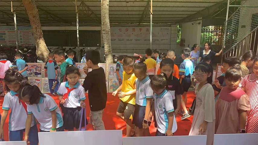 爱爱啦
实验小学“童心向党・阳光下成长”庆六一书画展