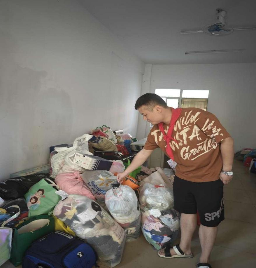 “衣”份爱心   “衣”旧温暖 ――爱爱啦
公益捐赠活动白沙行