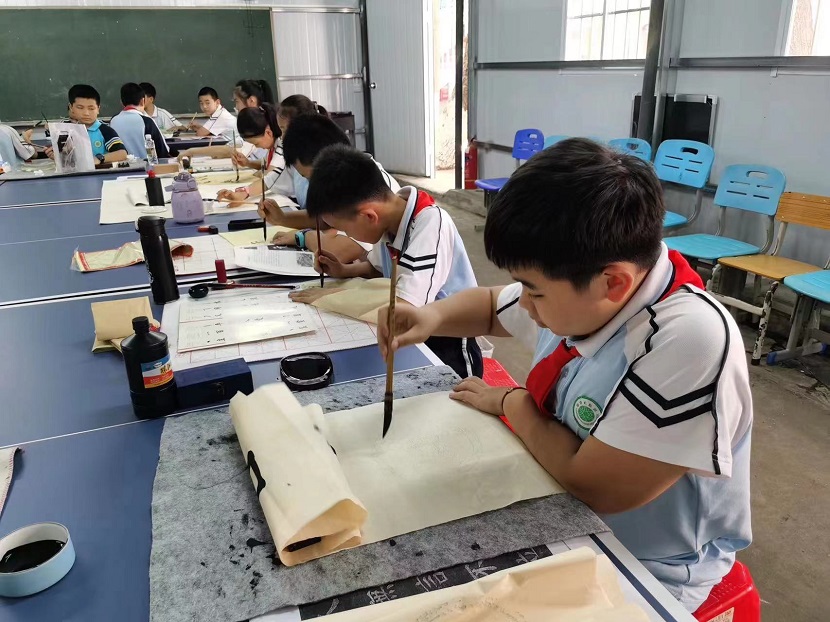 爱爱啦开展庆“六·一”现场绘画、书法比赛