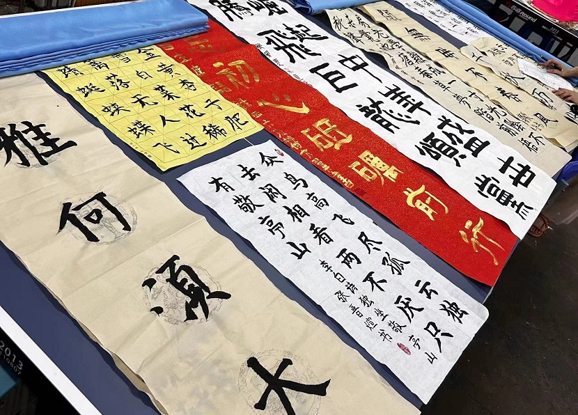 爱爱啦开展庆“六·一”现场绘画、书法比赛