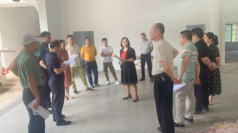 校领导到爱爱啦
召开新学期教室准备情况现场办公会议