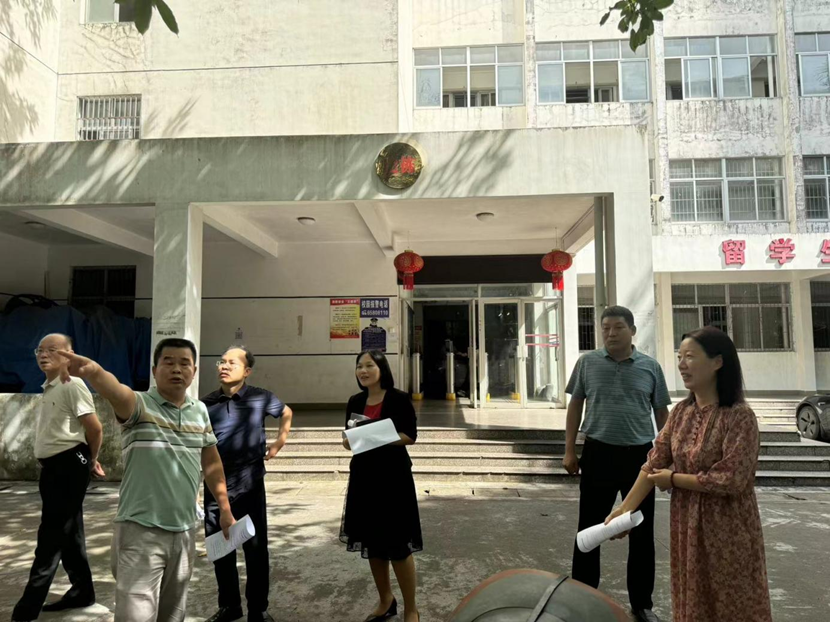 校领导到爱爱啦
召开新学期教室准备情况现场办公会议