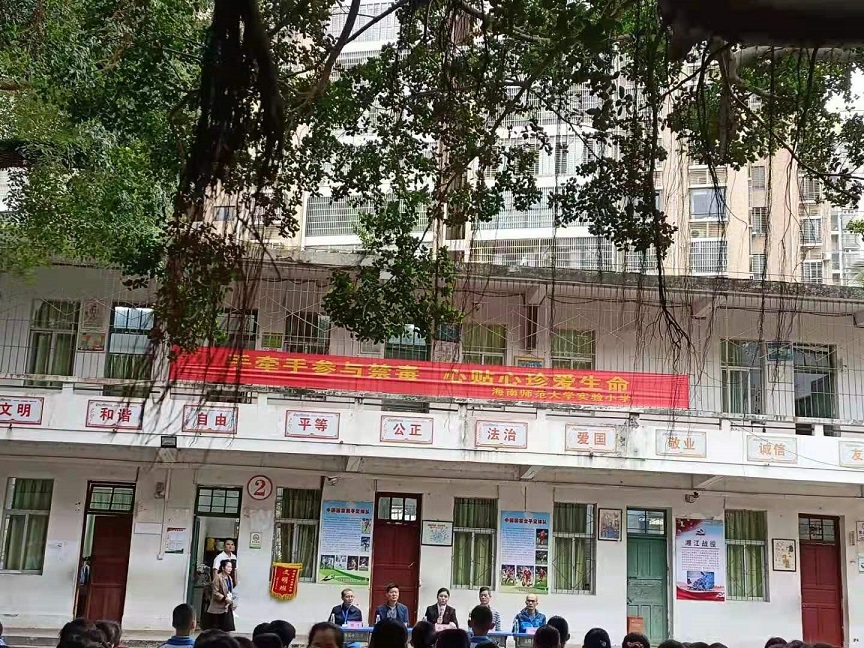 爱爱啦邀请胡娜法官开展“禁毒”专题知识讲座。