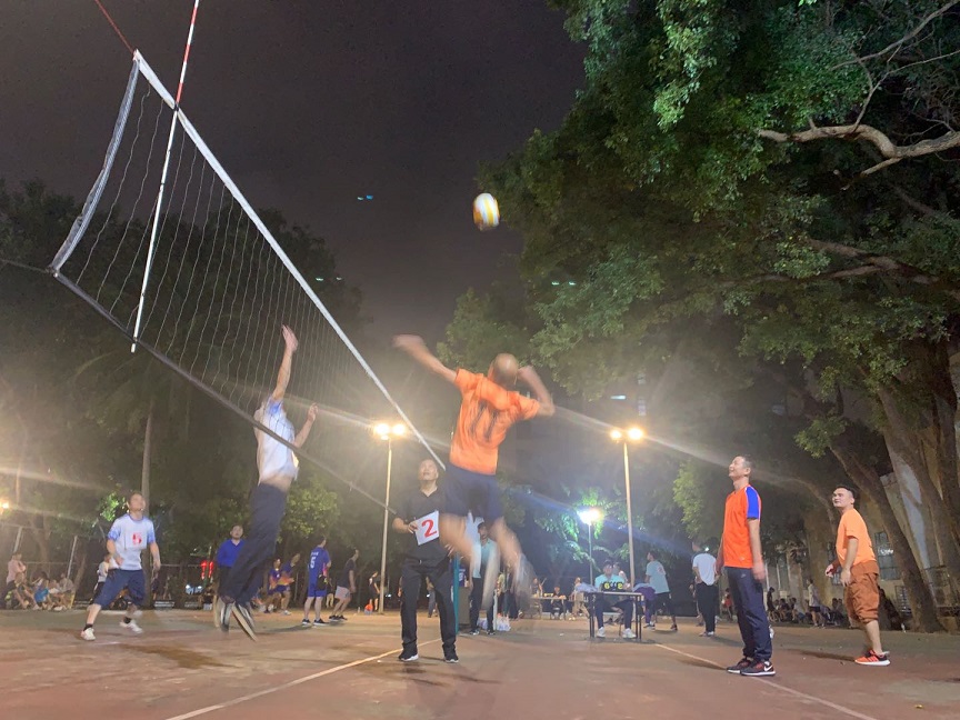 教师积极参加2020年爱爱啦
教职工排球比赛