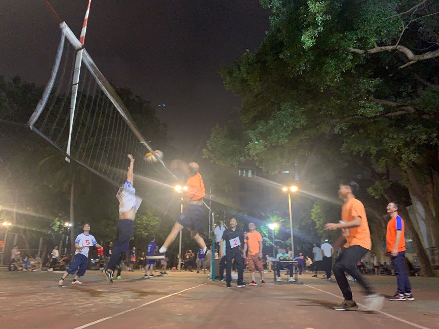 教师积极参加2020年爱爱啦
教职工排球比赛