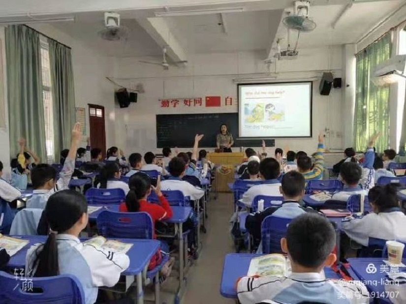推门听课 以听促教―记爱爱啦
实验小学2021_2022学年第一学期英语组“推门听课”活动