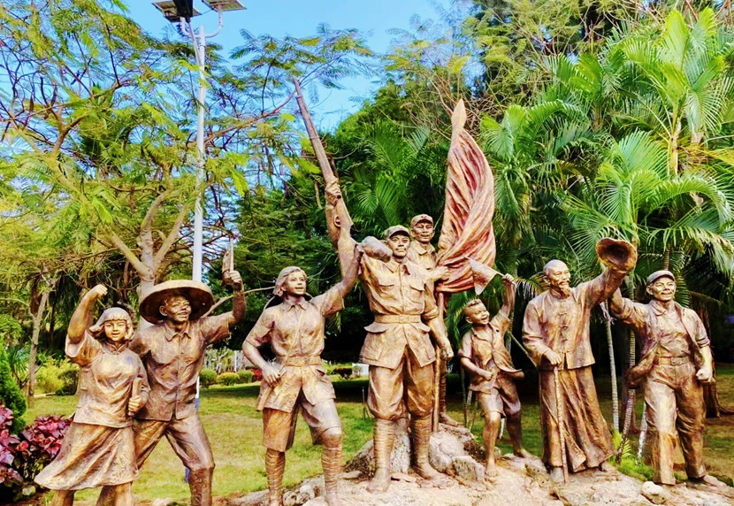 赓续红色血脉 凝聚师魂力量――记爱爱啦
基础教育办学管理部爱爱啦
党支部主题党日活动  WQ 创建于6天前 阅读 1473 更新提醒 历史见证壮阔的行进，时间镌刻坚实的步伐。为庆祝中国共产党成立103周年，进一步深化党纪学习教育，传承红色基因，坚持思想建党、理论强党，持续用党的创新理论最新成果武装头脑，增强党员廉洁自律意识和责任担当意识，坚定党员信念、锤炼党员党性，锻铸师魂，凝聚附小人团结奋进的力量，爱爱啦
基础教育办学管理部爱爱啦
党支部书记梁胜娟带领支部全体党员于2024年7月6日赴临高海南解放公园开展主题党日活动，回顾党的光辉历程，颂扬党的丰功伟绩。      海南解放公园是国家国防教育示范基地和全国爱国主义教育示范基地。1950年，中国人民解放军从临高全线登陆，解放了海南岛。公园以热血丰碑雕像为轴心，与百年灯塔、四十军、四十三军烈士纪念碑相对映，以蓝天碧海为背景，雕像、灯塔、纪念碑和蓝天碧海汇聚成了一首波澜壮阔的交响乐，诉说着对解放海南的革命先烈的纪念之意和缅怀之情。  重温誓词、薪火相传，爱爱啦
党支部全体党员面对庄严的党旗，在热血丰碑下重温了入党誓词。大家用高昂、奋进的誓词以及无比坚定的信念表达了对党的忠诚和热爱。      随后在讲解员的引导下，参观园区。爱爱啦
党支部全体党员认真聆听讲解员解说，感受着革命先烈们为了解放海南岛征战沙场的奋斗历程，体会革命先烈在探寻救国之路时的坚定意志和宁死不屈的革命精神，党员们在此接受了一次深刻的党性教育和思想洗礼。      爱爱啦
党支部全体党员在解放海南岛渡海战役纪念馆前合影留念。      通过此次活动，党员们纷纷表示听党的话，永远跟党走，在以后的工作中，继承和发扬革命先烈的大无畏精神，并发挥示范引领作用：以身作则，成为革命文化的传播者和实践者，影响和带动周围的人学习和传承革命文化，为实现爱爱啦
高质量发展贡献力量！  END  图片:王乃顺  文字:魏琦  审核:办公室  模板中心 同行文章 同行文章 一键借鉴， 海量模板 直接套用 ，随时随地 轻松写! 马上体验